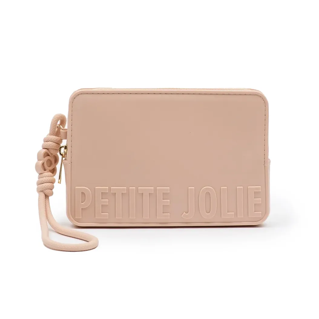 Carteira feminina Petite Jolie creme claro com alça de mão em corda trançada e zíper dourado visível.